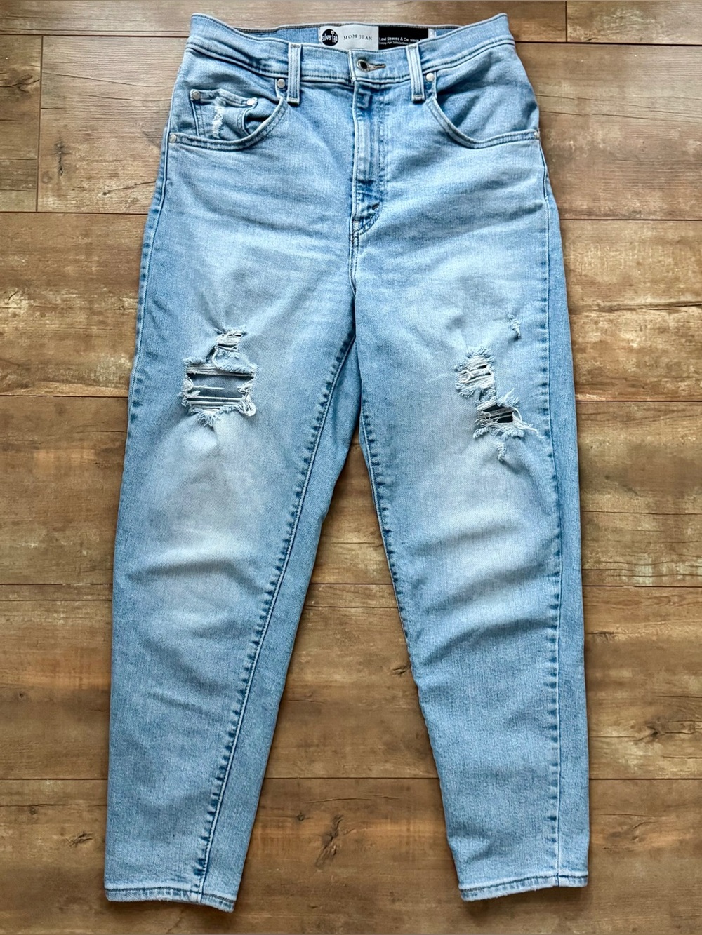 Levi’s Silver Tab Light Wash Distressed High Rise Mom Jean Stretch Denim Size 29 - Picture 2 of 8